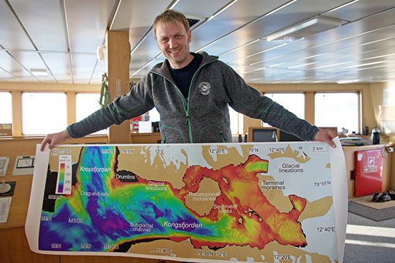 Matthias Forwick med et nytt kart over havbunnen i Kongsfjorden. Kartdataene er samlet inn og gjort tilgjengelig av Kartverket.